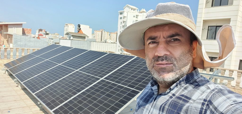 تصویر پنل خورشیدی روی پشت بام ـ راهنمای خرید بهترین پنل خورشیدی