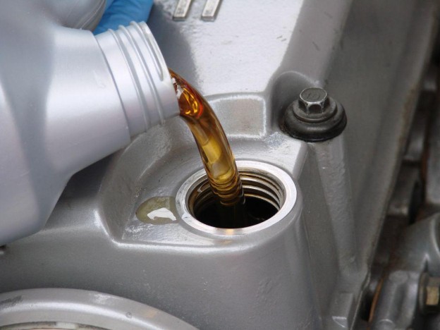 engine oil1 شرکت فرازجم ساحل از سال 1389؛ طراحی، نصب، سرویس دوره‌ای و استانداردسازی انواع آسانسور و اجرای سیستم برق خورشیدی در مازندران و فریدونکنار. مشاوره فنی: ۰۹۱۱۳۱۱۸۹۹۰